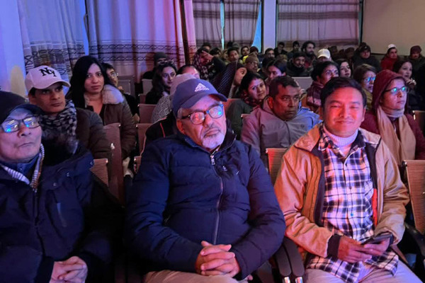 इटहरीको काव्य डबलीमा प्रस्तुत कविताप्रति दर्शकस्रोता मोहित